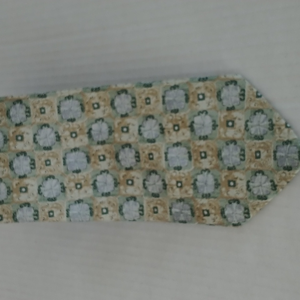 The Metropolitan Museum of Art 100% Imported Silk Tie Green/Tan Shades of Color - Picture 4 of 7